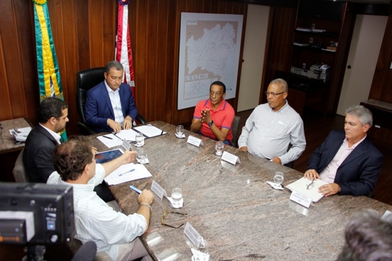 Resultado de imagem para O governador Rui Costa se comprometeu em assinar acordo garantindo 60% do PrecatÃ³rios do Fundef para os trabalhadores da educaÃ§Ã£o