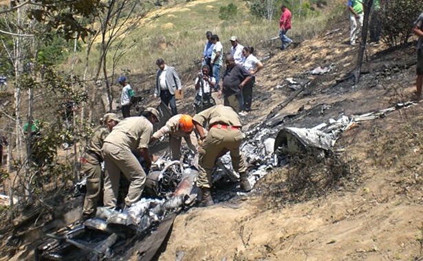 Bombeiros e agentes peritos do DPT de Teixeira de Freitas estiveram no local para recolher os destroços e iniciar as investigações sobre as causas do acidente (Fotos: Athylla Borborema/Teixeira News)