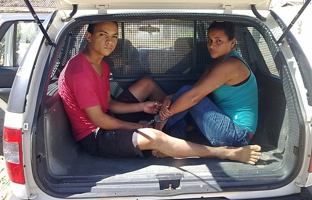 Mesmo tendo sido preso em flagrante com o material, o casal nega envolvimento com os crimes de tráfico e roubo