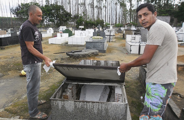 Túmulo onde está sepultado o corpo de José Carlos Miranda Andrade foi violado há quatro anos para que outro corpo fosse também fosse sepultado no mesmo local. A situação causou indignação aos familiares