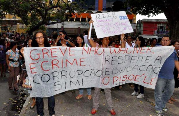 Após assembléia, os professores saíram em passeata pelas ruas de Salvador. Os professores da Bahia aprovaram o início da greve a partir de quinta-feira