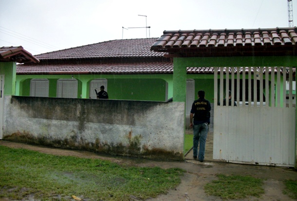 Momento em que agentes da Polícia Civil adentraram a casa do proprietário da Fazenda Santo Antônio.