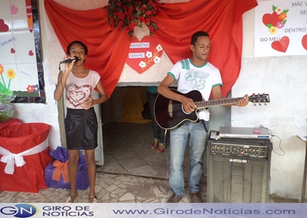 Aluna da Escola Lions Club de Itabela,homenagiou as mães com uma linda música.