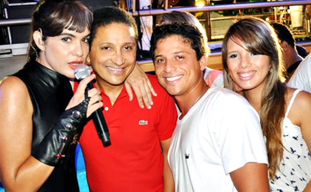 Cantora Gilmel&acirc;ndia com o prefeito de Porto Seguro, Gilberto Abade.