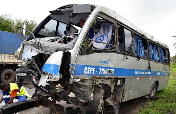 Os passagaeiros que estavam a bordo do micro-ônibus não sofreram ferimentos