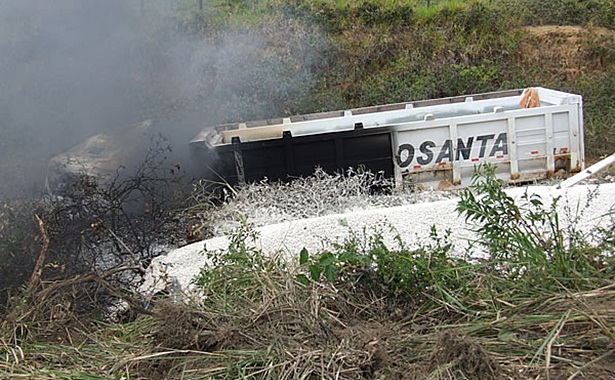 Após a colisão o caminhão caiu em ribanceira e pegou fogo