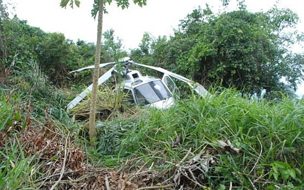 Após se chocar com uma árvore, o helicóptero caiu em uma área de vegetação fechada