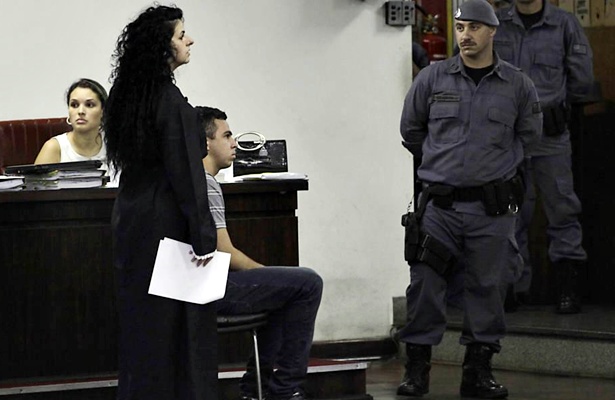 Lindemberg Alves, acusado de matar sua ex-namorada Elo&aacute;, ao lado de sua advogada Ana Lucia Assad momentos antes do primeiro dia de julgamento
