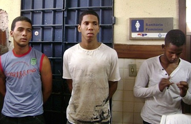 Adan, Douglas - assassino confesso de José Leonardo, e Adriano permanecerão custodiados na carceragem da 18ª DT (Foto: jornal Dois Terços)
