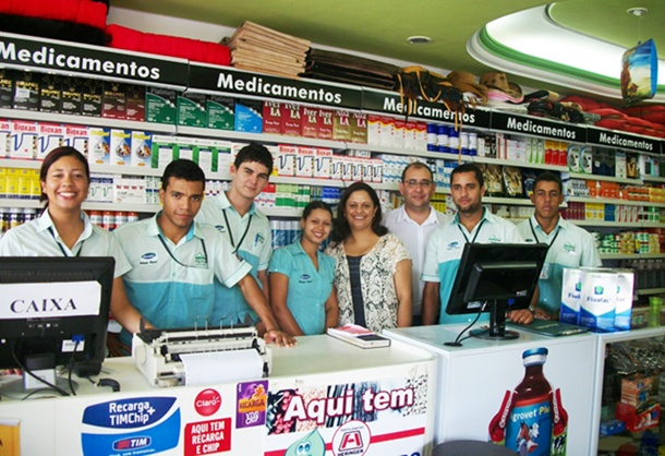 Propriet&aacute;rios, Viviane e Robson, e colabodores da empresa Agrossal.