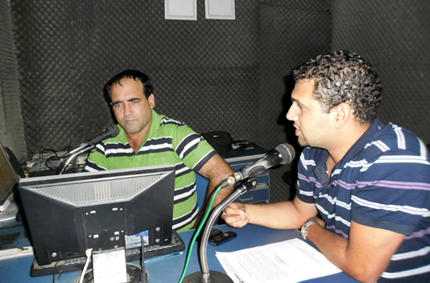 O rep&oacute;rter J. Alencar entrevistando o secret&aacute;rio de Sa&uacute;de de Itabela, Luiz Rezende (foto: Clerison de Oliveira/GN)