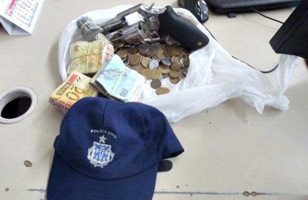 A polícia apreendeu um revólver calibre 38 com três munições e recuperou a quantia de R$4.537,47, que havia sido roubada da casa lotérica (Foto: Radar Notícias)