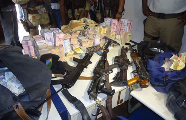 Com os bandidos a pol&iacute;cia apreendeu armas e muni&ccedil;&otilde;es de grosso calibre, todas de uso exclusivo das for&ccedil;as armadas, al&eacute;m de ter recuperado o dinheiro levado no assalto