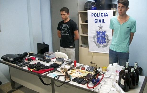 Edmar - foragido de Eun&aacute;polis e Lucas s&atilde;o acusados de roubos em Teixeira de Freitas (Foto: Teixeira News)