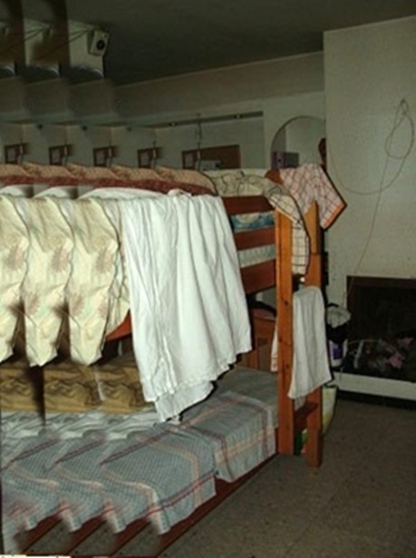 Quarto onde as mulheres dormiam,monitoradas por câmeras