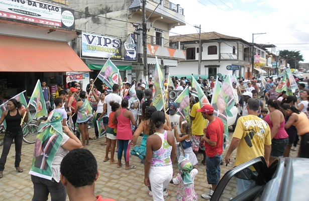 Ap&oacute;s a caminhada, os participantes se concentraram em frente ao Mercado Municipal de Itabela (mercad&atilde;o)