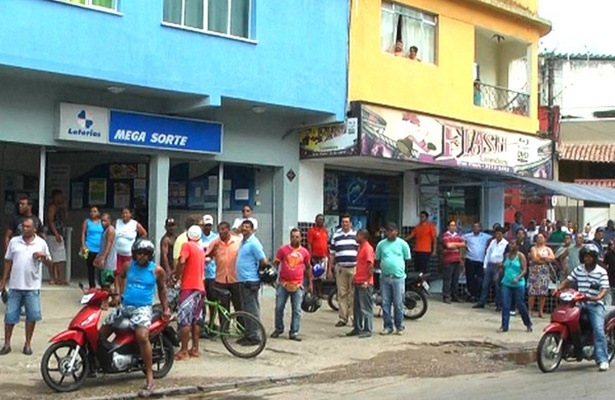 Uma multidão se aglomerou no local (Foto: Radar Notícias)