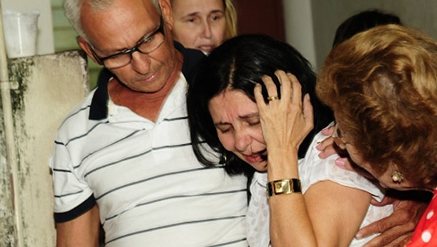 A mãe de André, Glória Galão, saiu amparada por amigos do DPJ de São Mateus