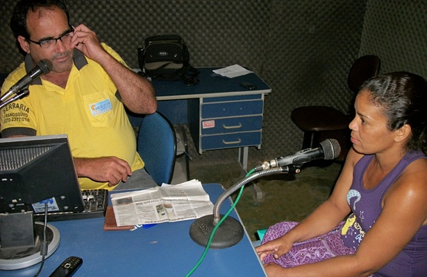 A dona de casa Simone da Silva Santos, m&atilde;e da garota Bruna, em entrevista ao rep&oacute;rter J. Alencar nesta ter&ccedil;a-feira (5)