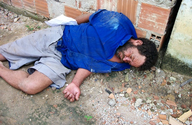 O homem estava caído no local, na mesma posição, havia mais de 12 horas