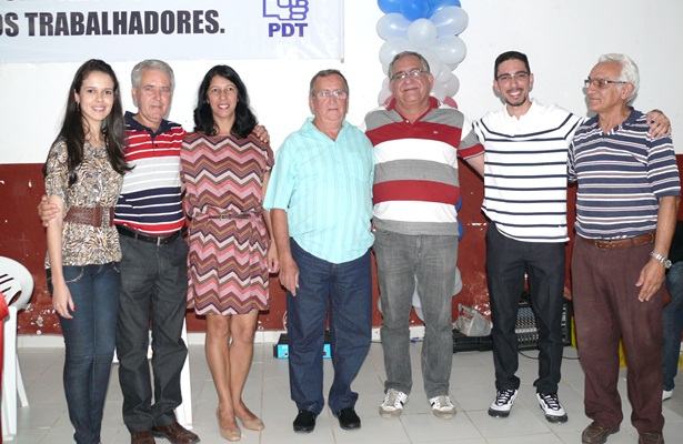 Arnold Prado ao lado da fam&iacute;lia, amigos e correligion&aacute;rios