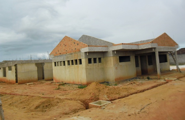 A constru&ccedil;&atilde;o da creche continua paralisada