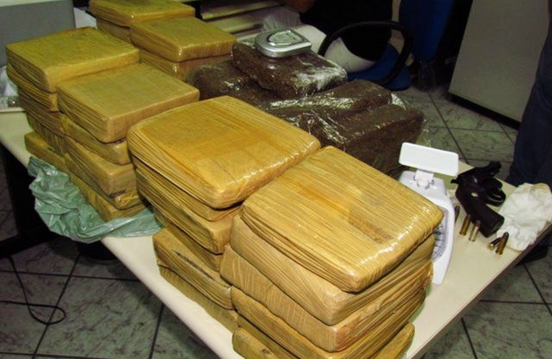 Drogas, arma e munições apreendidas na casa de 'Baianinho'