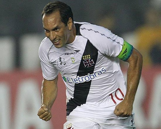 Edmundo comemora gol pelo Vasco no jogo de despedida contra o Barcelona, do Equador (Foto: Marcelo Sadio/Divulga&ccedil;&atilde;o/Vasco.com.br)
