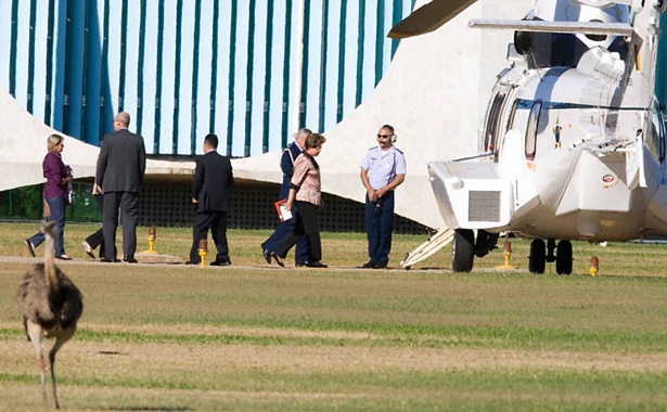 Dilma embarca no novo helicóptero no Palácio da Alvorada para a base aérea de Brasília, de onde embarcou para Londres 
