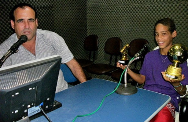 O garoto Juan sendo entrevistado pelo rep&oacute;rter J.Alencar, no programa Giro de Not&iacute;cias da R&aacute;dio Itabela FM (Foto: Clerison de Oliveira)