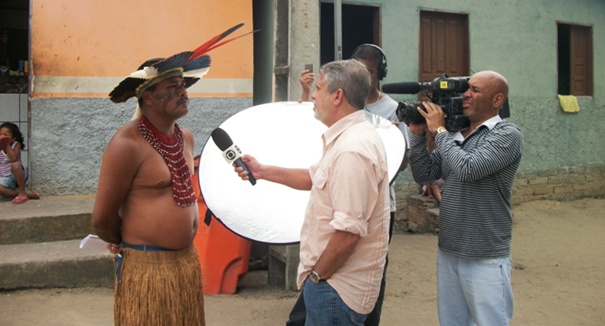 O repórter da Rede Globo, José Raimundo, entrevistando o cacique Romildo Ferreira, da aldeia Barra Velha