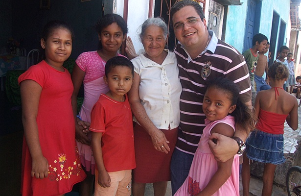 Júnior Dapé em visita a populares