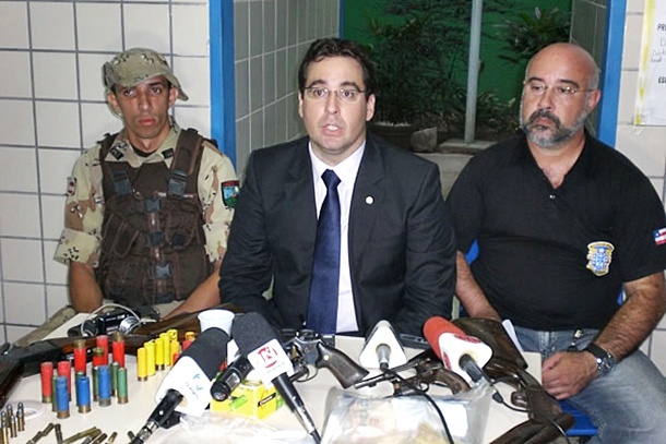 1&ordm; Tenente Monivon (CAEMA), Promotor Pablo Almeida (MP) e o Delegado Kleber Gon&ccedil;alves (8&ordf; Coorpin).