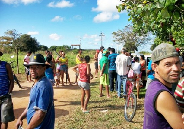 Pessoas que seriam beneficiadas, no local onde as casas seriam constru&iacute;das.