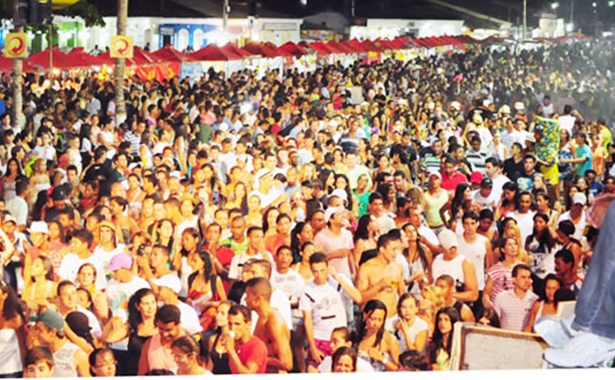 Mar de gente na Passarela do Descobrimento.