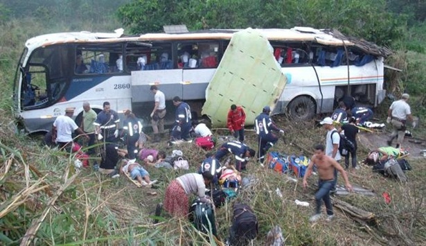 O ônibus capotou e caiu em uma ribanceira (Foto: giroemipiau | Divulgação)