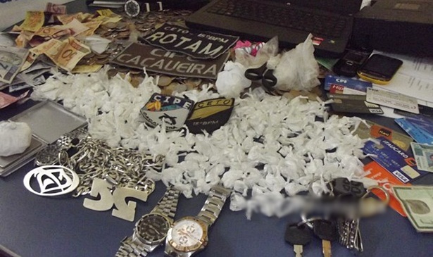 Segundo a polícia, foi apreendido um quilo e meio de drogas, entre crack, maconha e cocaína, além de três veículos e três motocicletas, na operação