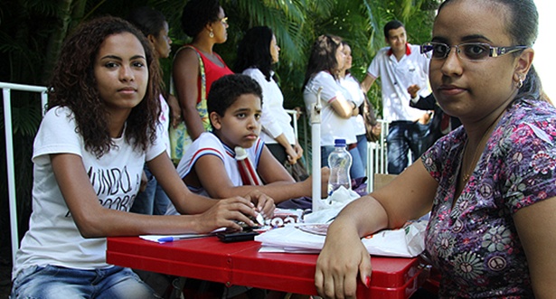 Pais e alunos da rede estadual que estavam acampados em frente à Governadoria