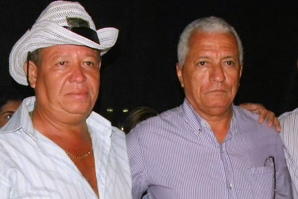 Empres&aacute;rio Jo&atilde;o Pestana, prorpiet&aacute;rio da empresa Jo&atilde;o Amado Pestana Lima - ME (esq.) e o prefeito de Itabela, Osvaldo Gomes Carib&eacute; (Foto: site Que Agito)