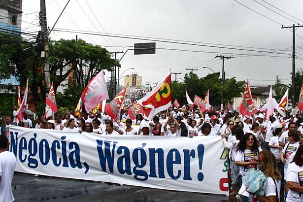 Professores chamam o governador para negocia&ccedil;&atilde;o em cartaz com os dizeres: "Negocia, Wagner"