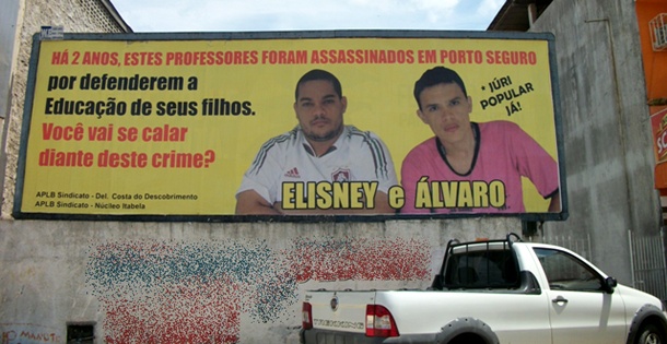 Revoltados com a morosidade da justi&ccedil;a na apura&ccedil;&atilde;o do assassinato dos professores &Aacute;lvaro e Elisney, no final de 2011 a APLB/Sindicato instalou outdoors em Porto Seguro e nas cidades circunvizinhas em forma de protesto.