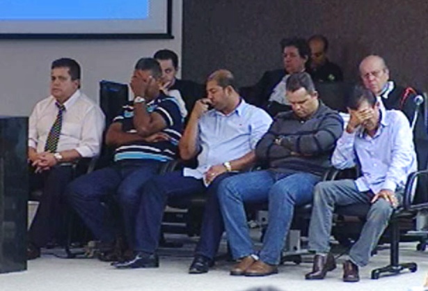 R&eacute;us abaixam a cabe&ccedil;a ao receberem a senten&ccedil;a de culpados durnte j&uacute;ri em Alagoas