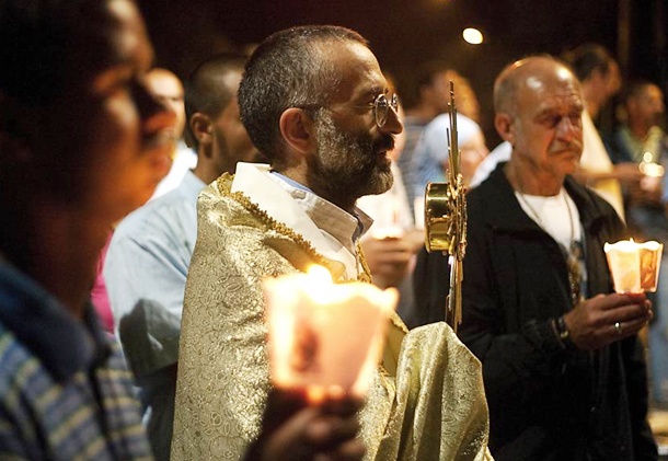 Missionários da igreja católica fazem romaria para tentar acolher viciados no centro de SP