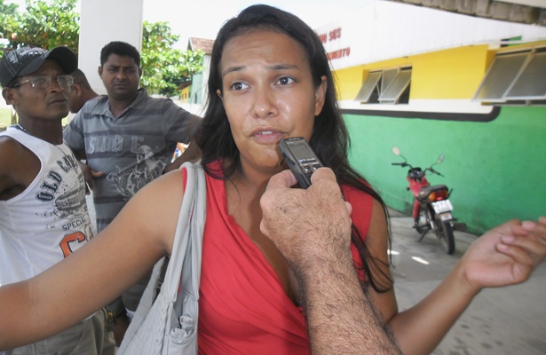 A senhora Eliane Santos Souza, que estava com sua filha de um ano e oito meses passando mal: &ldquo;A gente tem que ficar aqui de p&eacute; horas sem termos a certeza de que vamos ser atendidos, isso &eacute; revoltante&rdquo;