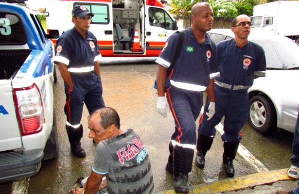 Uma equipe do Samu foi até delegacia prestar atendimento ao traficante, que possui graves problemas de saúde (Fotos: Hugo Santos)