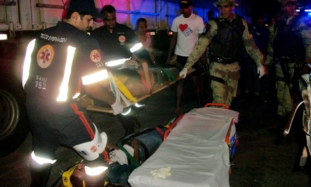 Momento em que Geisa era colocada na maca para ser conduzida à ambulância