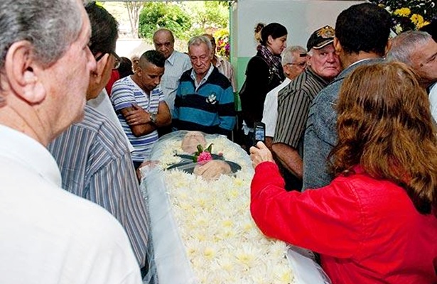 Familiares, amigos e fãs se despedem do cantor Tinoco no cemitério da Quarta Parada, no Belém, em São Paulo