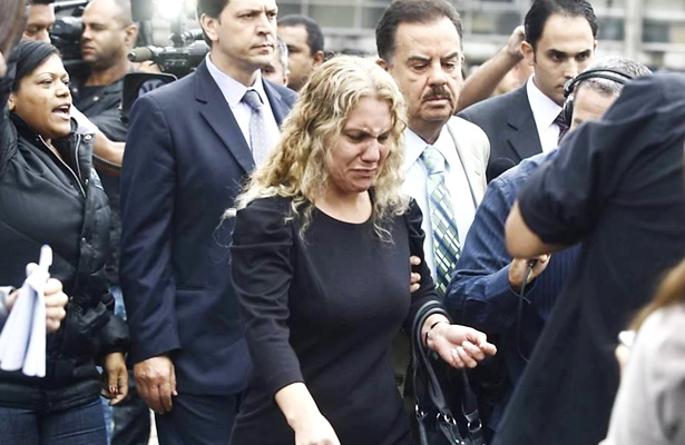 Momento da chegada ao forum de Ana Cristina Pimentel, m&atilde;e da garota Elo&aacute; e uma das testemunhas de defesa