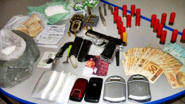 Na operação realizada pela Polícia Civil em 2010 na casa de 'Robertinho', foram apreendidas drogas e armas. Na ocasião ele conseguiu fugir.