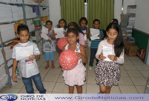 Alunos do Colégio Luis Eduardo Magalhães em uma linda apresentação